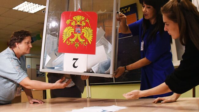 Подсчет голосов на избирательном участке. Архивное фото