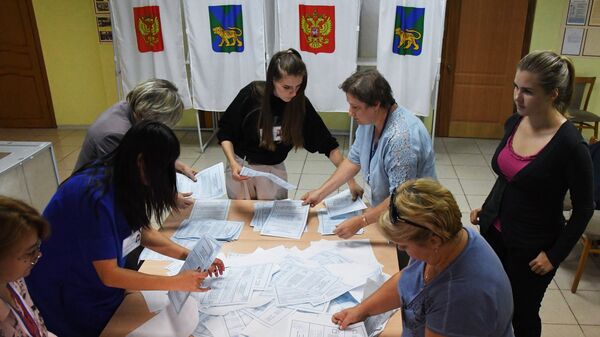 Подсчет голосов на избирательном участке во Владивостоке во время второго тура выборов губернатора Приморского края. 16 сентября 2018
