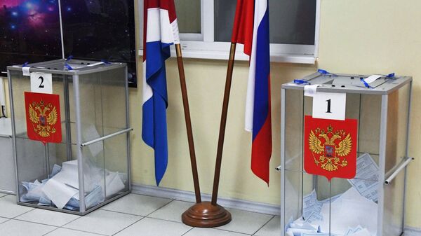 Урны с бюллетенями на избирательном участке во Владивостоке, где проходит второй тур выборов губернатора Приморского края. 16 сентября 2018