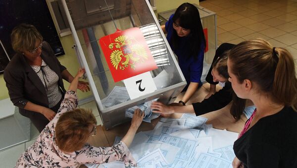 Подсчет голосов на избирательном участке во Владивостоке во время второго тура выборов губернатора Приморского края. 16 сентября 2018