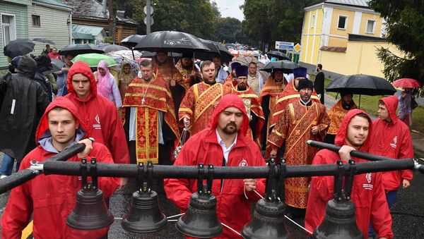 Участники VII Елисаветинского крестного хода направляются из села Ильинское в село Усово. 16 сентября 2018
