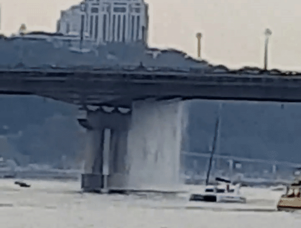 В Киеве мост Патона превратился в водопад