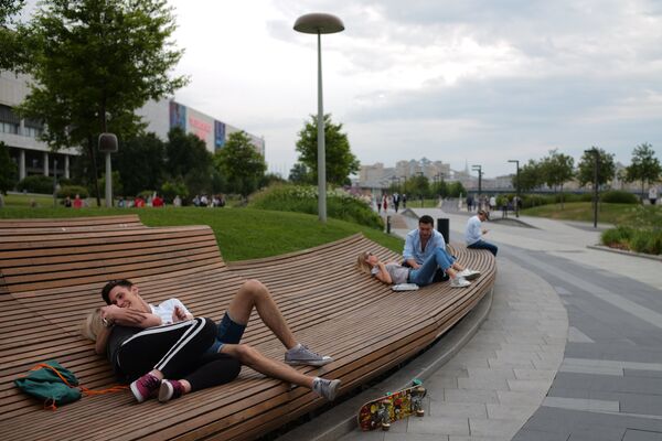Отдыхающие в Парке искусств Музеон в Москве