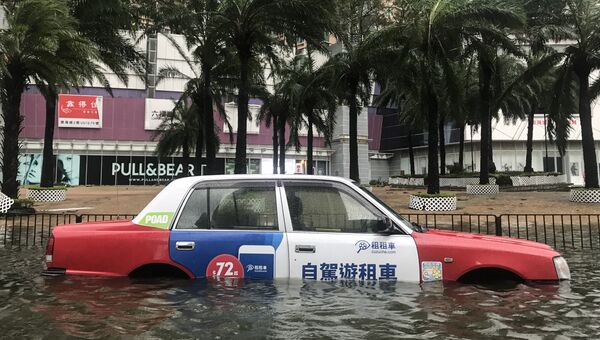 Автомобиль на улице во время супертайфуна Мангхут в Гонконге. 16 сентября 2018 года