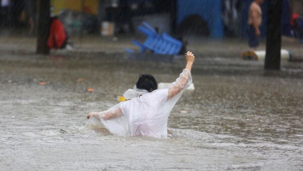 Женщина на улице города Чжуншань, провинции Гуандун во время тайфун Мангхут. 16 сентября 2018 года