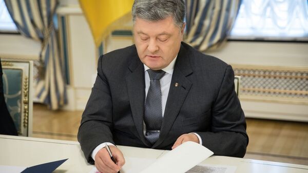 Президент Украины Петр Порошенко во время подписания Указ о прекращении действия Договора о дружбе, сотрудничестве и партнерстве между Украиной и Россией. 17 сентября 2018