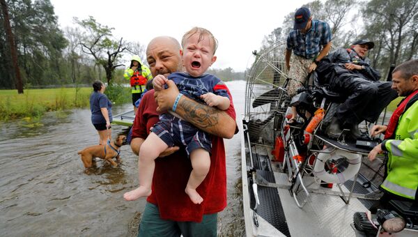 Эвакуация людей в штате Северная Каролина во время урагана Флоренс