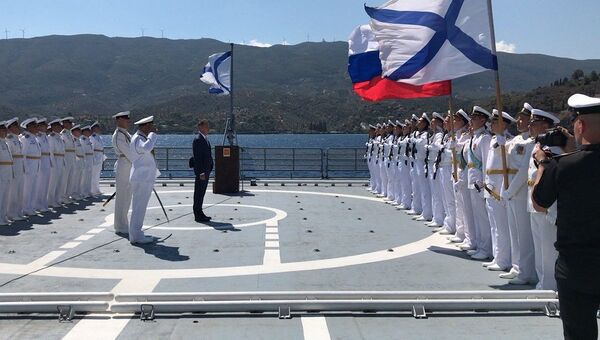 Команда на борту сторожевого корабля Черноморского флота ВМФ РФ Адмирал Эссен, зашедшего с деловым визитом в греческий порт Порос. 17 сентября 2018