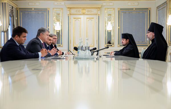 Президент Украины Петр Порошенко архиепископ Памфильского и западной епархии УПЦ в США Даниил и епископ Эдмонтона и западной епархии УПЦ в Канаде Иларион во время встречи. 17 сентября 2018 Президент Украины Петр Порошенко архиепископ Памфильского и западной епархии УПЦ в США Даниил и епископ Эдмонтона и западной епархии УПЦ в Канаде Иларион во время встречи. 17 сентября 2018