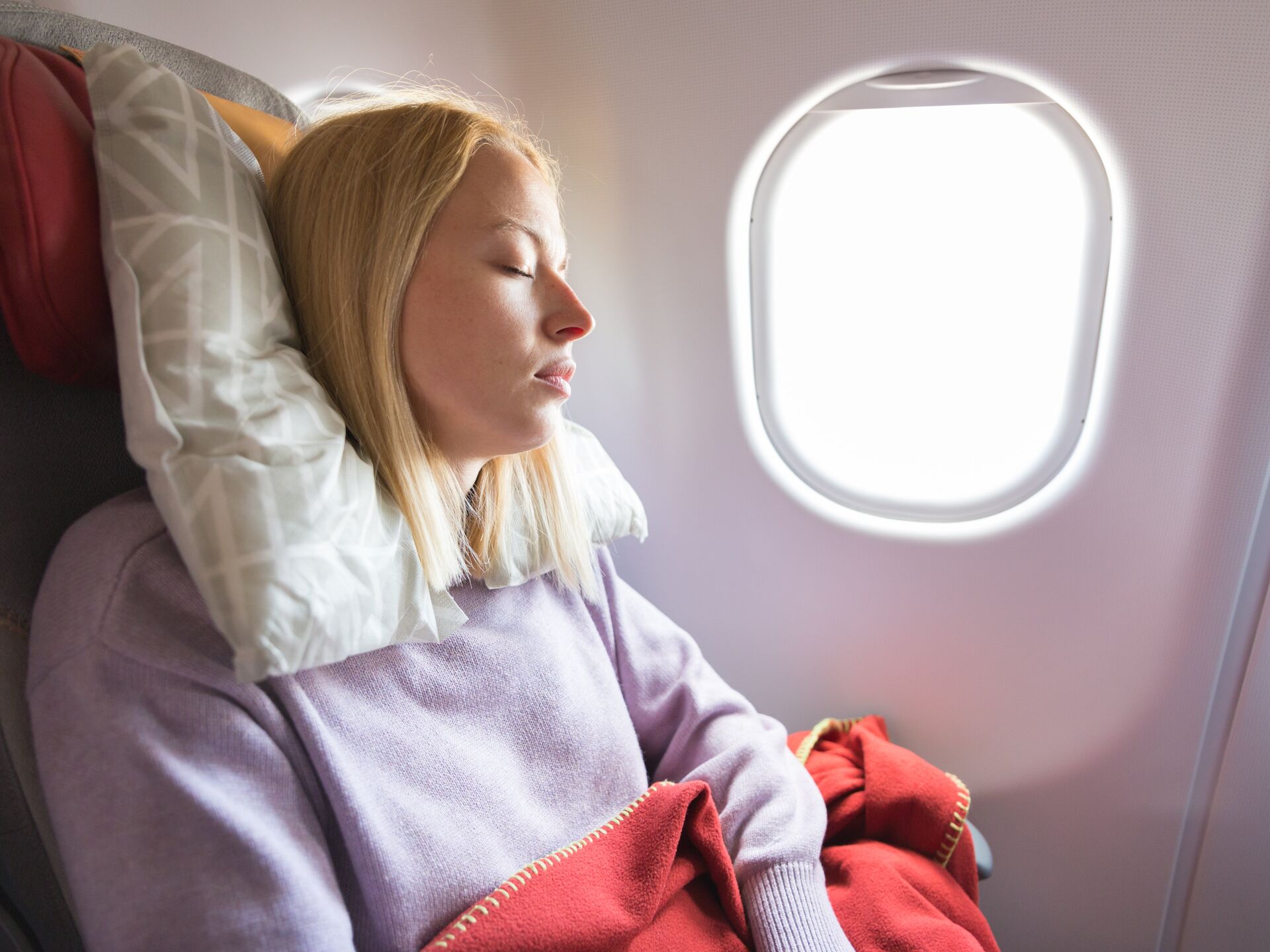 К чему снится лететь в самолете женщине. Девушка в самолете. Спать в самолете. Сонные девушки в самолете.