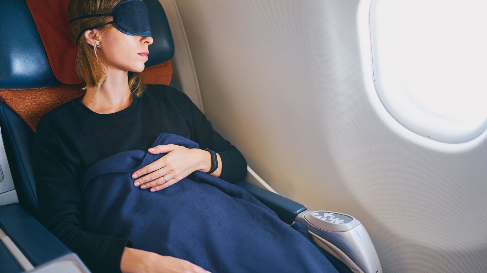 Девушка спит в салоне самолета1