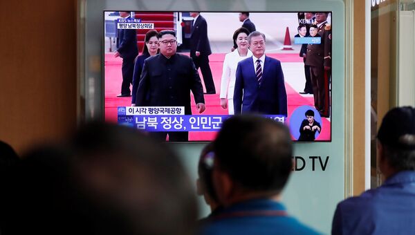 Трансляция визита лидера Южной Кореи Мун Чжэ Ина в Пхеньян для встречи с главой КНДР Ким Чен Ыном по телевидению. 18.09.2018