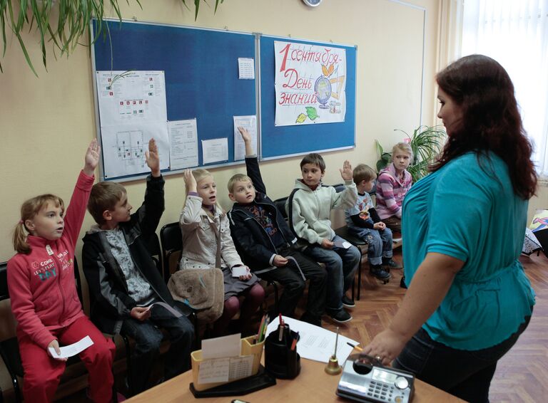 Будущие первоклассники частной школы Гран Приморского района Санкт-Петербурга во время подготовки к торжественной линейке перед началом учебного года Будущие первоклассники частной школы Гран Приморского района Санкт-Петербурга во время подготовки к торжественной линейке перед началом учебного года