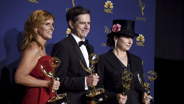 Шейла Лоуренс, Дэниэл Палладино и Эми Шерман-Палладино с наградами за Лучший комедийный сериал во время 70-й церемонии вручения награды Primetime Emmy Award в Лос-Анджелесе