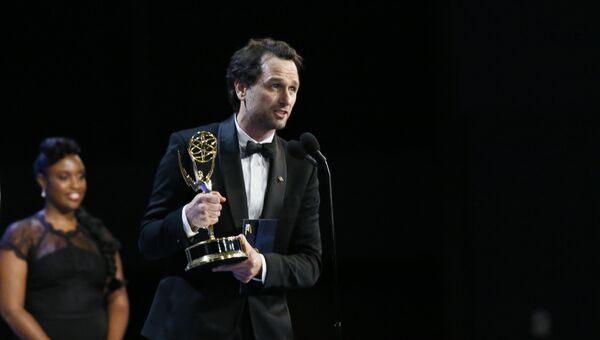 Мэттью Риз с наградой за сериал Американцы во время 70-й церемонии вручения награды Primetime Emmy Awards в Лос-Анджелесе