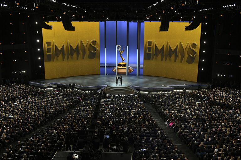 Колин Жост и Майкл Че во время 70-й церемонии вручения награды Primetime Emmy Awards в Лос-Анджелесе