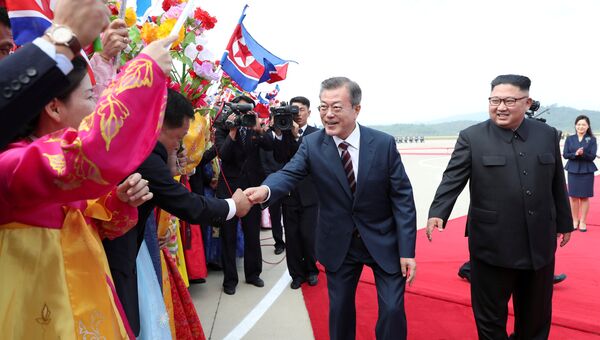 Президент Южной Кореи Мун Чжэ Ин и лидер Северной Кореи Ким Чен Ун на официальной церемонии приветствия в Международном аэропорту Пхеньяна. 18 сентября 2018