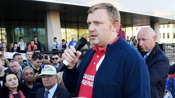 Андрей Ищенко во время митинга у здания администрации края во Владивостоке. Архивное фото