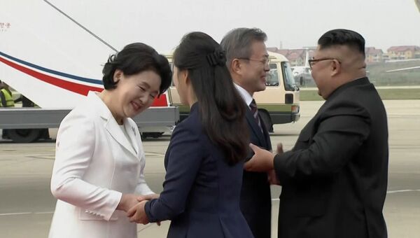 Рукопожатия и объятия: в Пхеньяне встретились лидеры двух Корей