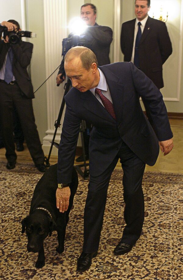 В.Путин с собакой Кони в Ново-Огарево 