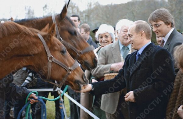 Владимир Путин кормит лошадей на конюшне в усадьбе писателя Мориса Дрюона