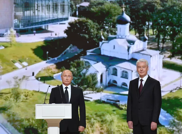 Президент РФ Владимир Путин на церемонии официального вступления в должность мэра Москвы Сергея Собянина в Московском концертном зале Зарядье Президент РФ Владимир Путин на церемонии официального вступления в должность мэра Москвы Сергея Собянина в Московском концертном зале Зарядье