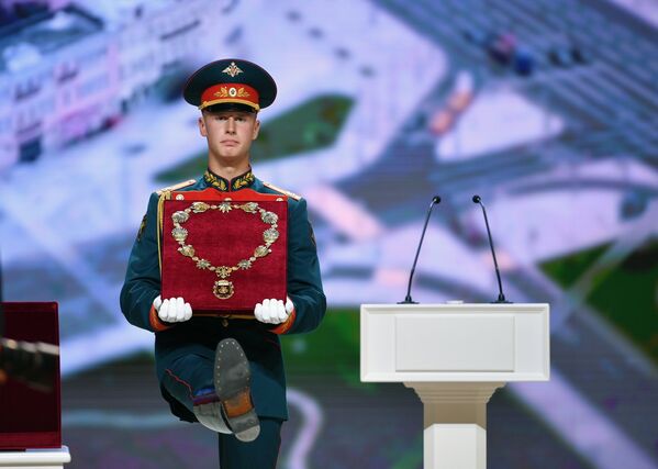 Военнослужащий почетного караула перед началом церемонии официального вступления в должность мэра Москвы Сергея Собянина в Московском концертном зале Зарядье