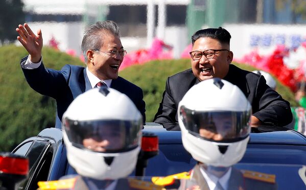 Президент Южной Кореи Мун Чжэ Ин и лидер Северной Кореи Ким Чен Ын во время парада в Пхеньяне, Северная Корея. 18 сентября 2018