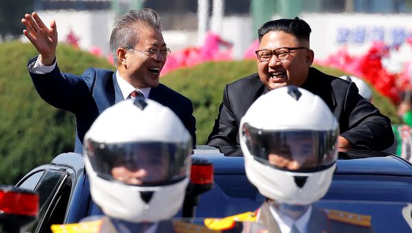 Президент Южной Кореи Мун Чжэ Ин и лидер Северной Кореи Ким Чен Ын во время парада в Пхеньяне. 18 сентября 2018