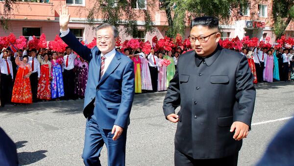 Президент Южной Кореи Мун Чжэ Ин и лидер Северной Кореи Ким Чен Ын во время парада в Пхеньяне