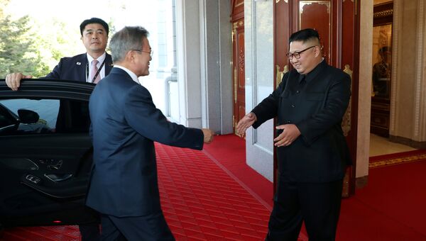 Президент Южной Кореи Мун Чжэ Ин и лидер Северной Кореи Ким Чен Ын во время встречи в Пхеньяне