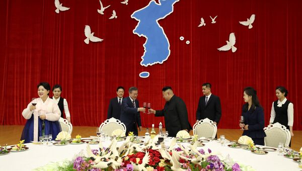 Президент Южной Кореи Мун Чжэ Ин и лидер Северной Кореи Ким Чен Ын во время торжественного приема в Пхеньяне. 18 сентября 2018