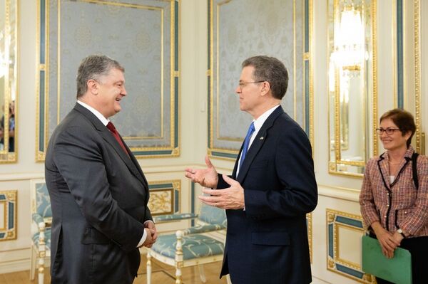 Президент Петр Порошенко принял Посла Соединенных Штатов Америки по особым поручениям по вопросам международной религиозной свободы Сэмюэля Браунбека Президент Петр Порошенко принял Посла Соединенных Штатов Америки по особым поручениям по вопросам международной религиозной свободы Сэмюэля Браунбека