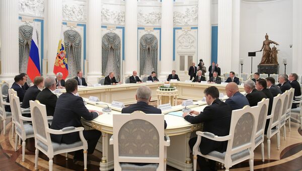Президент РФ Владимир Путин во время встречи с главами субъектов РФ, победившими на выборах 9 сентября 2018 года. 18 сентября 2018