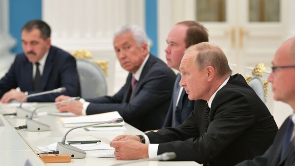 Президент РФ Владимир Путин во время встречи с главами субъектов РФ, победившими на выборах 9 сентября 2018 года. 18 сентября 2018