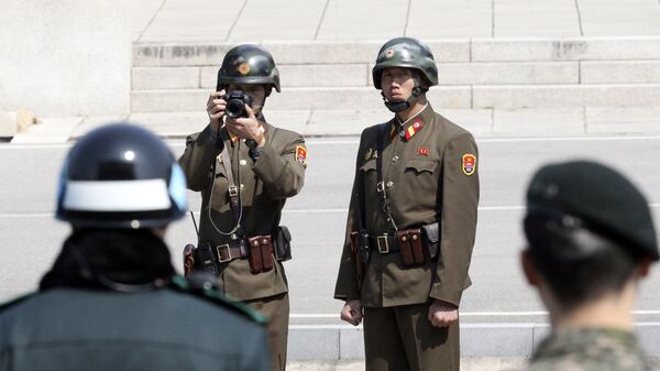 Военнослужащие КНДР и Южной Кореи на территории пограничного пункта Пханмунджом. Архивное фото