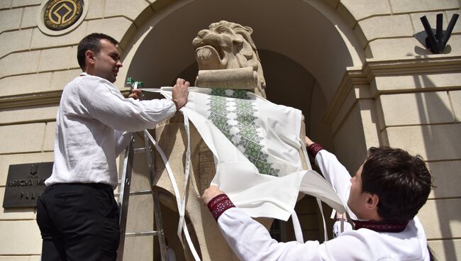 Львов на фасаде Львовской областной рады украсили в День вышиванки