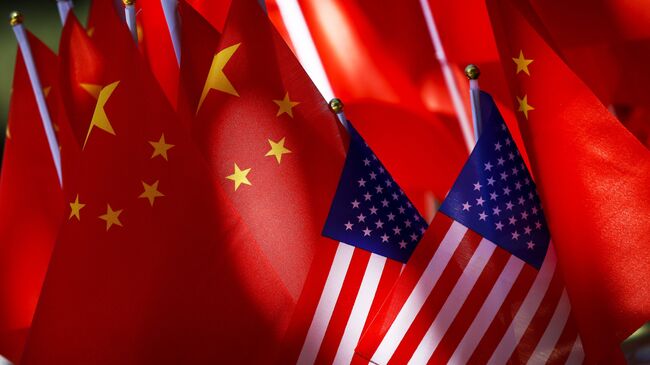 Флаги США и КНР. Архивное фото