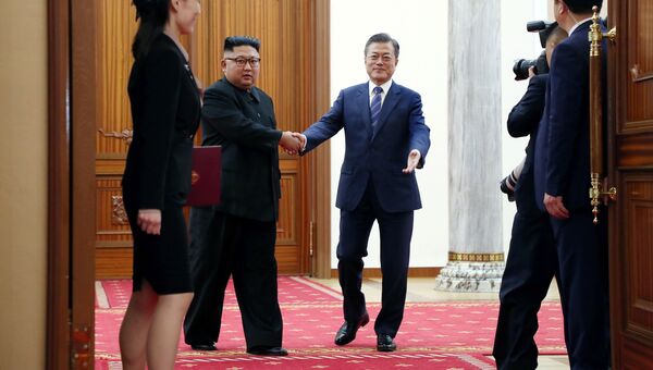 Лидер КНДР Ким Чен Ын и пррезидент Южной Кореи Мун Чжэ Ин во время встречи в Пхеньяне. 19 сентября 2018