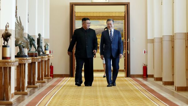 Лидер КНДР Ким Чен Ын и пррезидент Южной Кореи Мун Чжэ Ин во время встречи в Пхеньяне