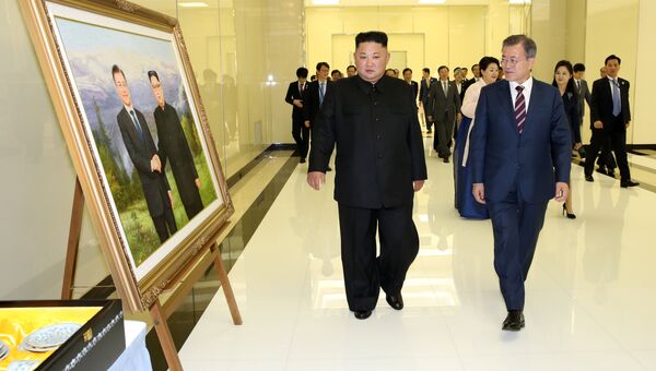 Лидер КНДР Ким Чен Ын и пррезидент Южной Кореи Мун Чжэ Ин во время встречи в Пхеньяне. 18 сентября 2018