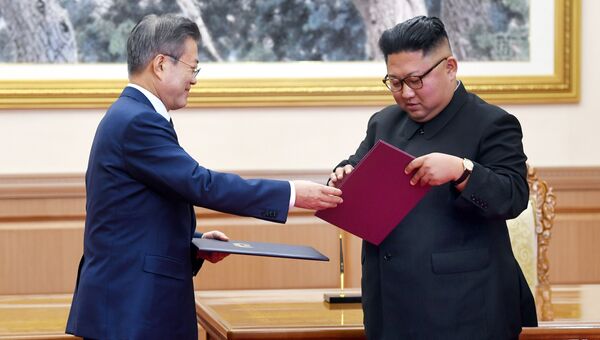 Президент Южной Кореи Мун Чжэ Ин и лидер КНДР Ким Чен Ын во время встречи в Пхеньяне
