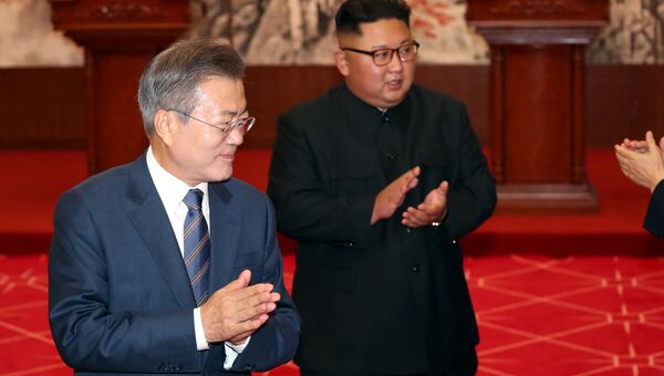 Президент Южной Кореи Мун Чжэ Ин и лидер КНДР Ким Чен Ын во время встречи в Пхеньяне
