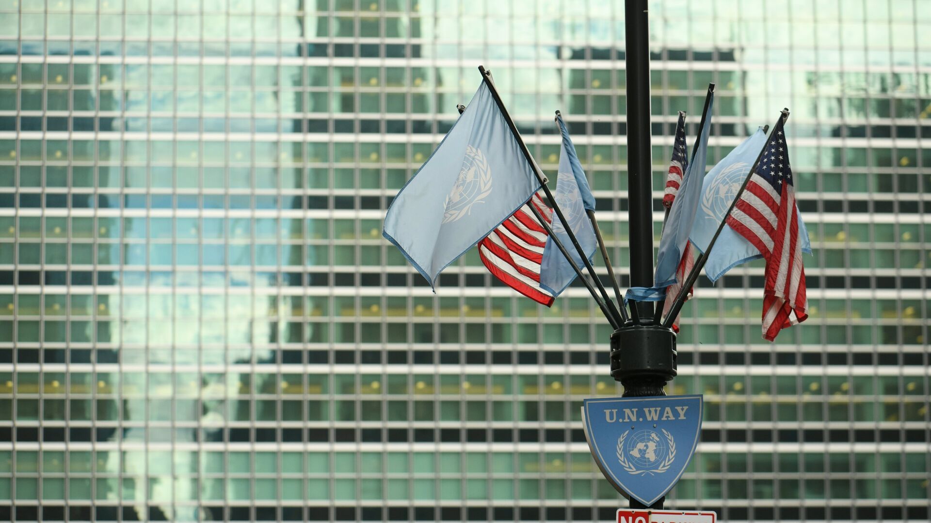 Флаги США и ООН у здания штаб-квартиры ООН в Нью-Йорке - РИА Новости, 1920, 26.07.2022