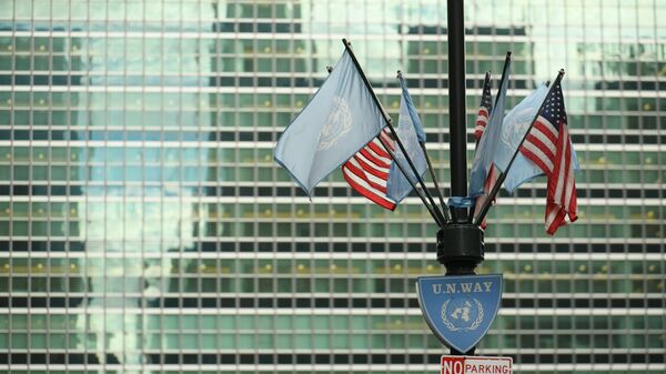 Флаги США и ООН у здания штаб-квартиры ООН в Нью-Йорке
