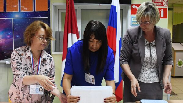 Подсчет голосов на избирательном участке во Владивостоке во время второго тура выборов губернатора Приморского края