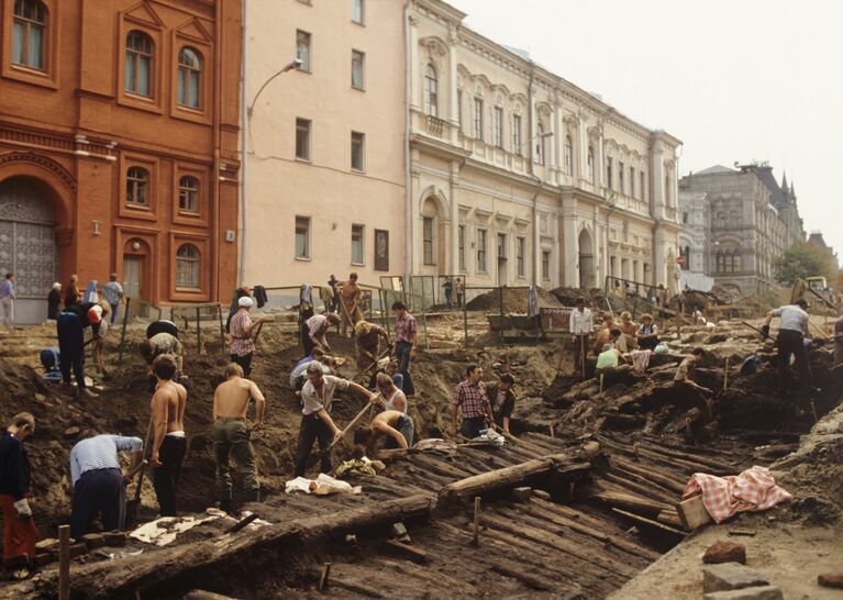 Старинная бревенчатая мостовая. Археологические раскопки на Красной площади