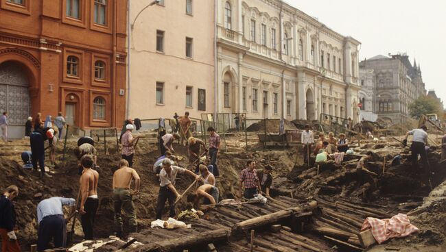 Старинная бревенчатая мостовая. Археологические раскопки на Красной площади