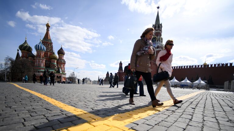 Прохожие на Красной площади в Москве