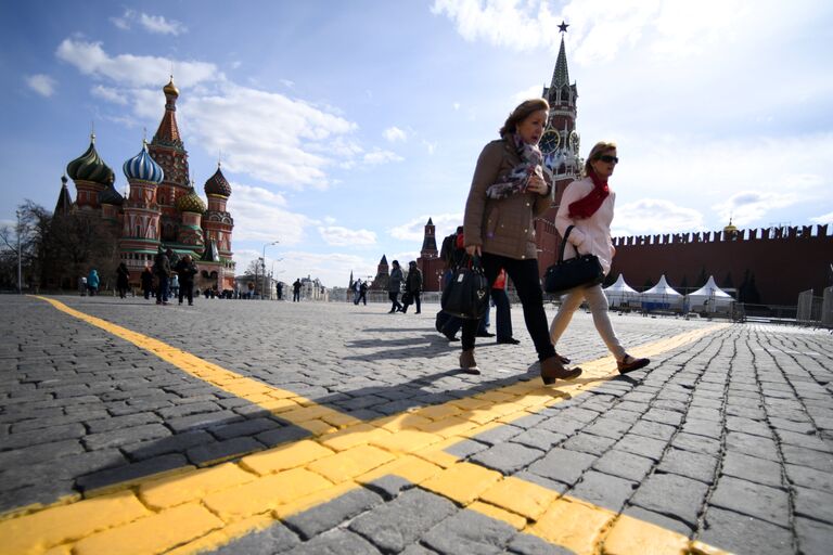 Прохожие на Красной площади в Москве